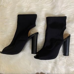 Cut out peep toe ankle boot heel